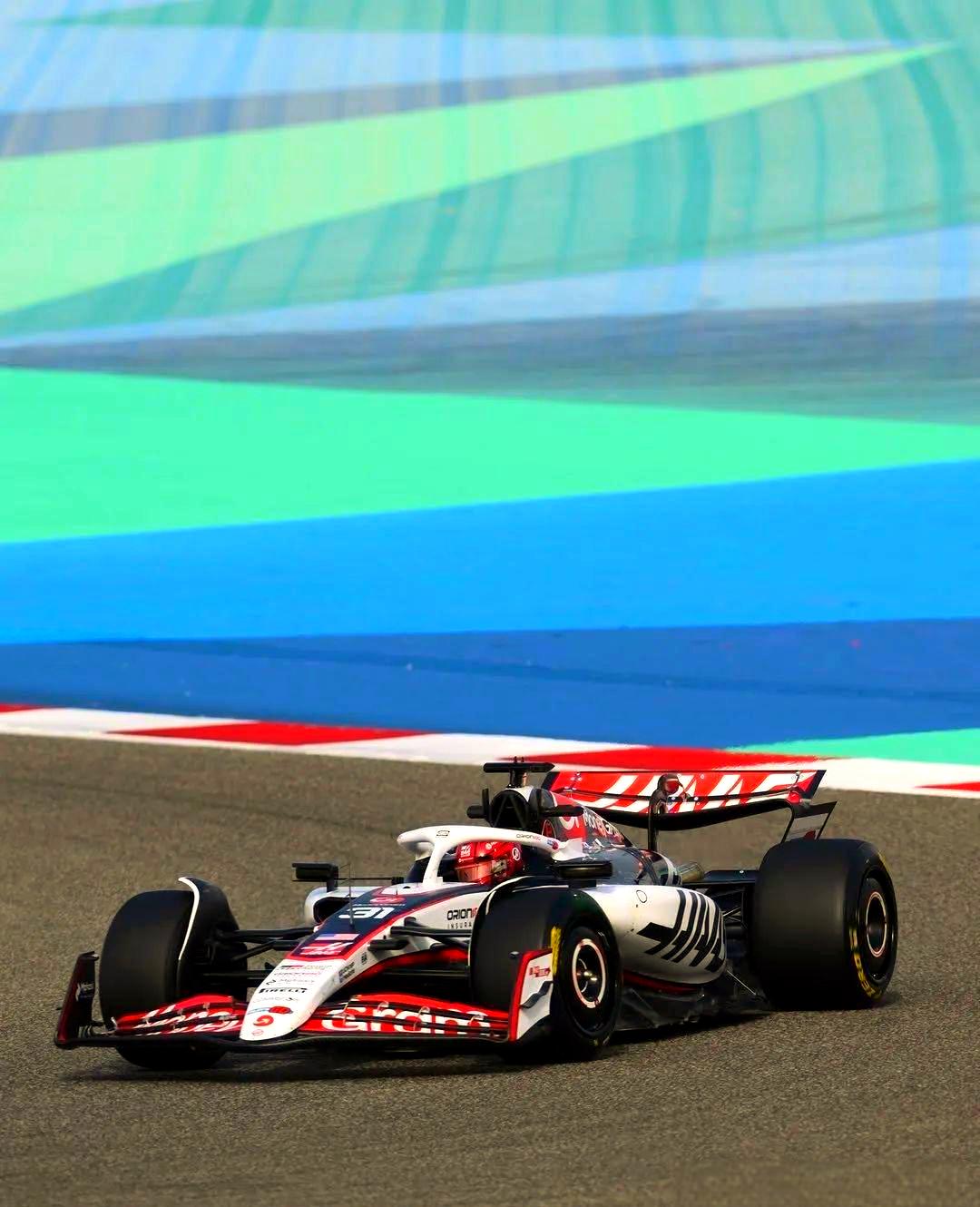 索伯车队完胜哈斯车队,塞恩斯带队取胜 索伯车队完胜哈斯车队,塞恩斯带队取胜