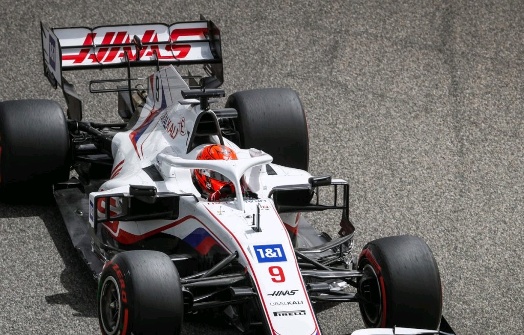 索伯车队完胜哈斯车队,塞恩斯带队取胜 索伯车队完胜哈斯车队,塞恩斯带队取胜