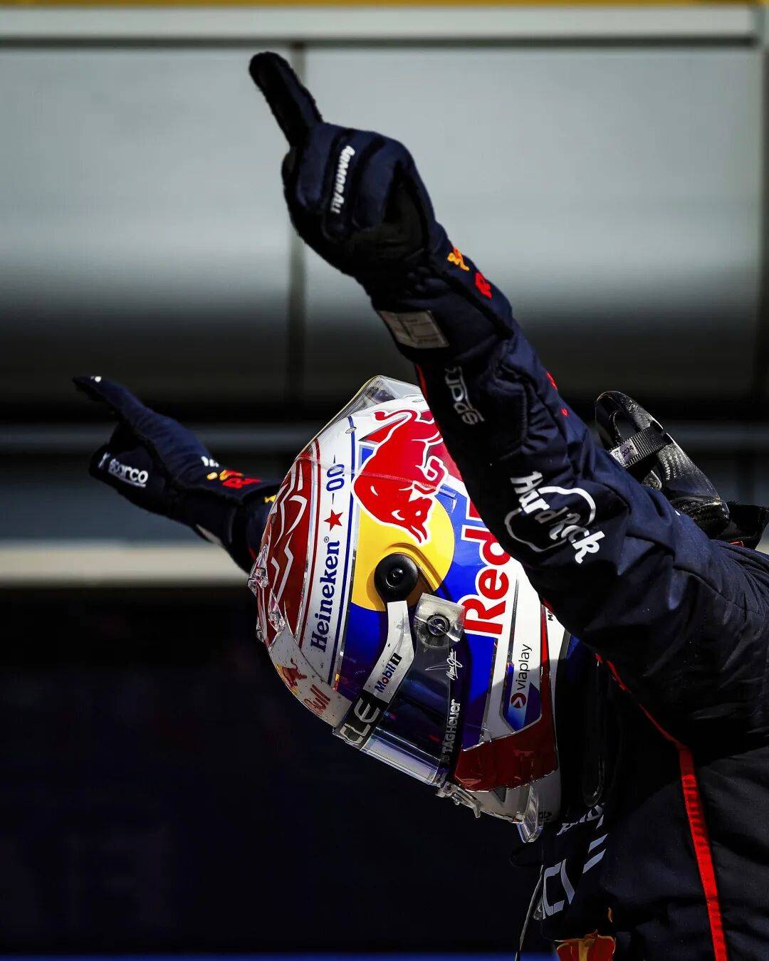 索伯车队绝杀红牛二队，汉密尔顿关键制胜