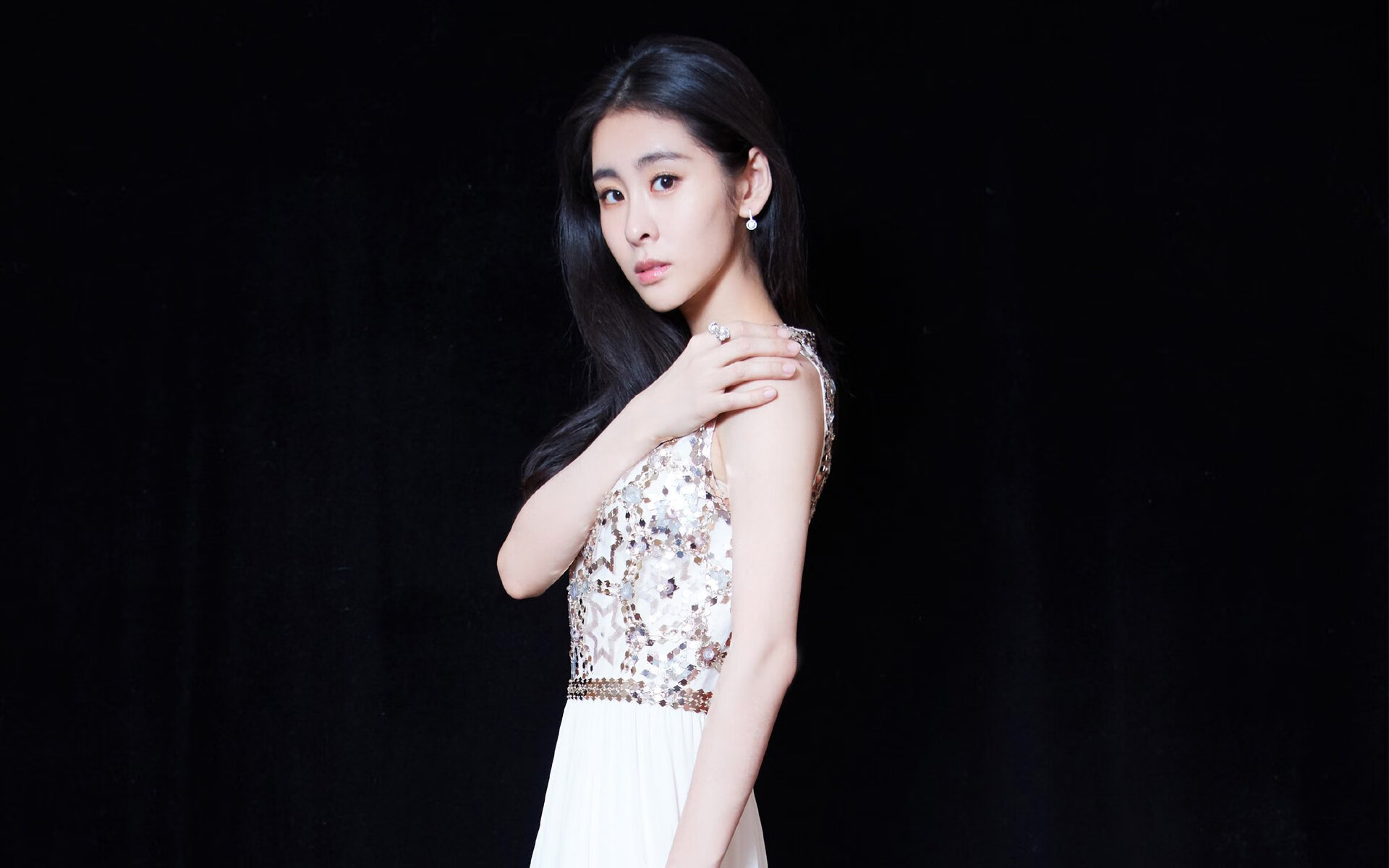 单打巨网,怎及众志成城?德约科维奇扛起的,是一面撕裂孤独的旗帜