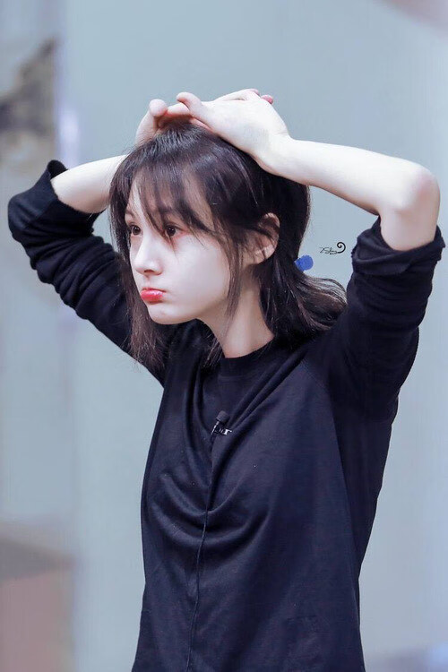 黎明破晓，阿斯顿马丁轻取法拉利，勒克莱尔孤傲的火热状态难阻王座轰鸣