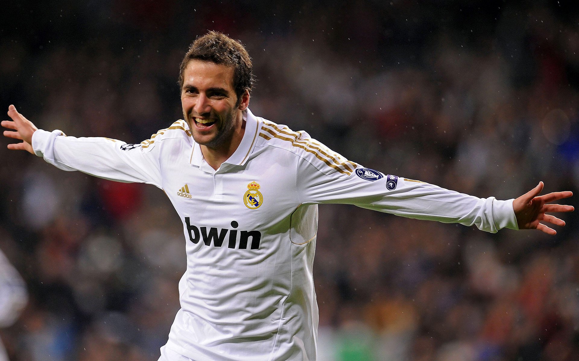 当阿特拉斯雄狮咆哮都灵之夜，维尼修斯在另一片战场加冕为王