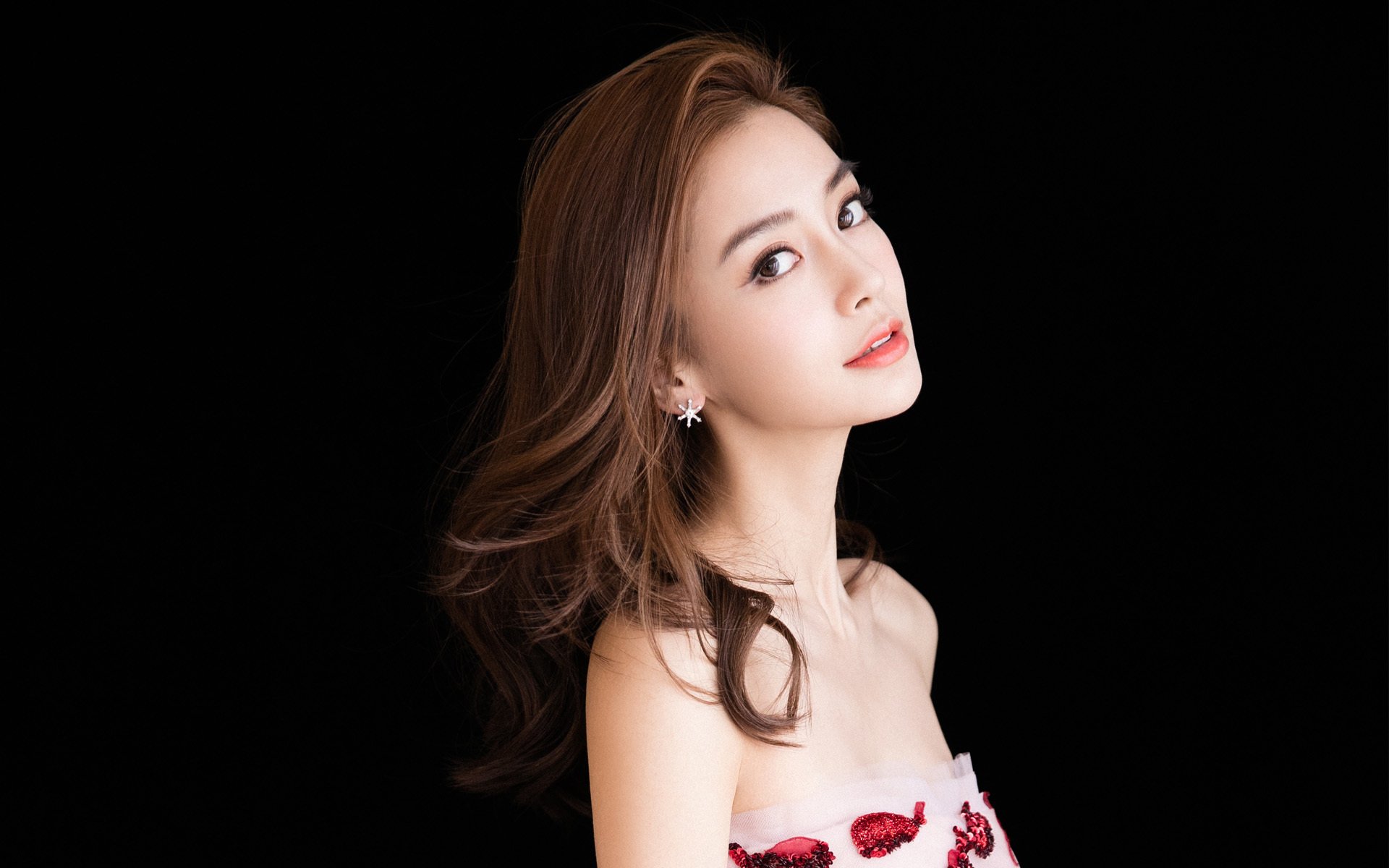 全球篮球的不眠夜,当爵士在CBA提前写下结局,字母哥在伯纳乌掀起狂潮